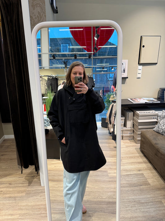 Aleksander Lily Poncho Black