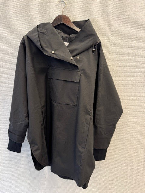 Aleksander Lily Poncho Black